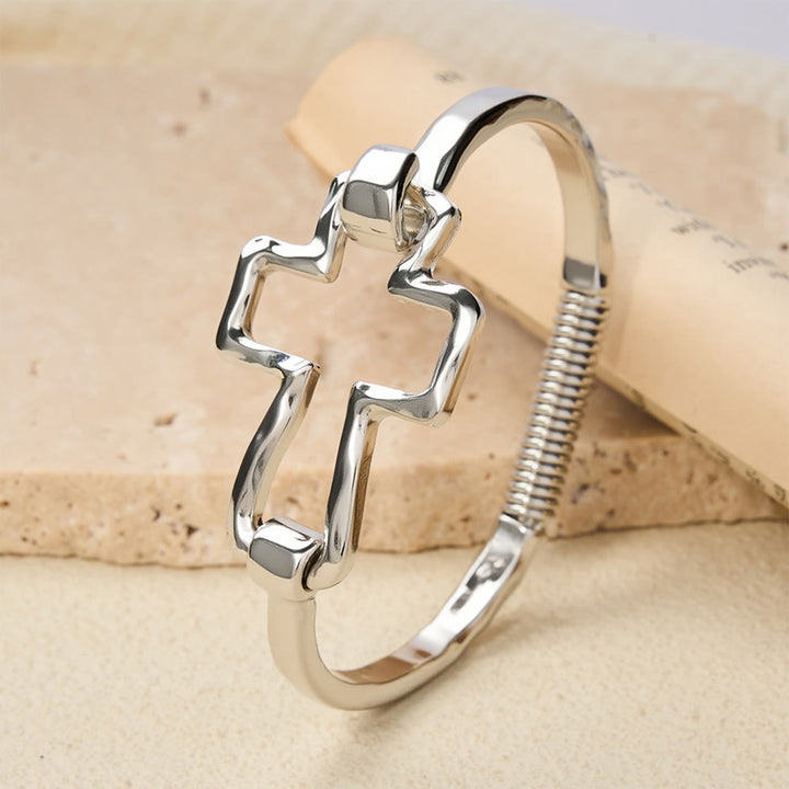 Christianartworkshop Armreif- und Ringset mit gehämmertem Kreuz: Ein Symbol des Glaubens und der raffinierten Schlichtheit - image 8