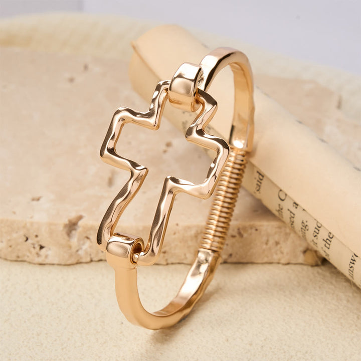 Christianartworkshop Armreif- und Ringset mit gehämmertem Kreuz: Ein Symbol des Glaubens und der raffinierten Schlichtheit - image 3