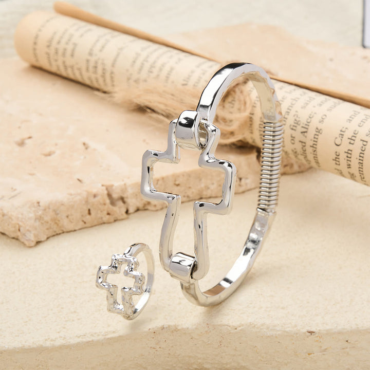 Christianartworkshop Armreif- und Ringset mit gehämmertem Kreuz: Ein Symbol des Glaubens und der raffinierten Schlichtheit - image 7