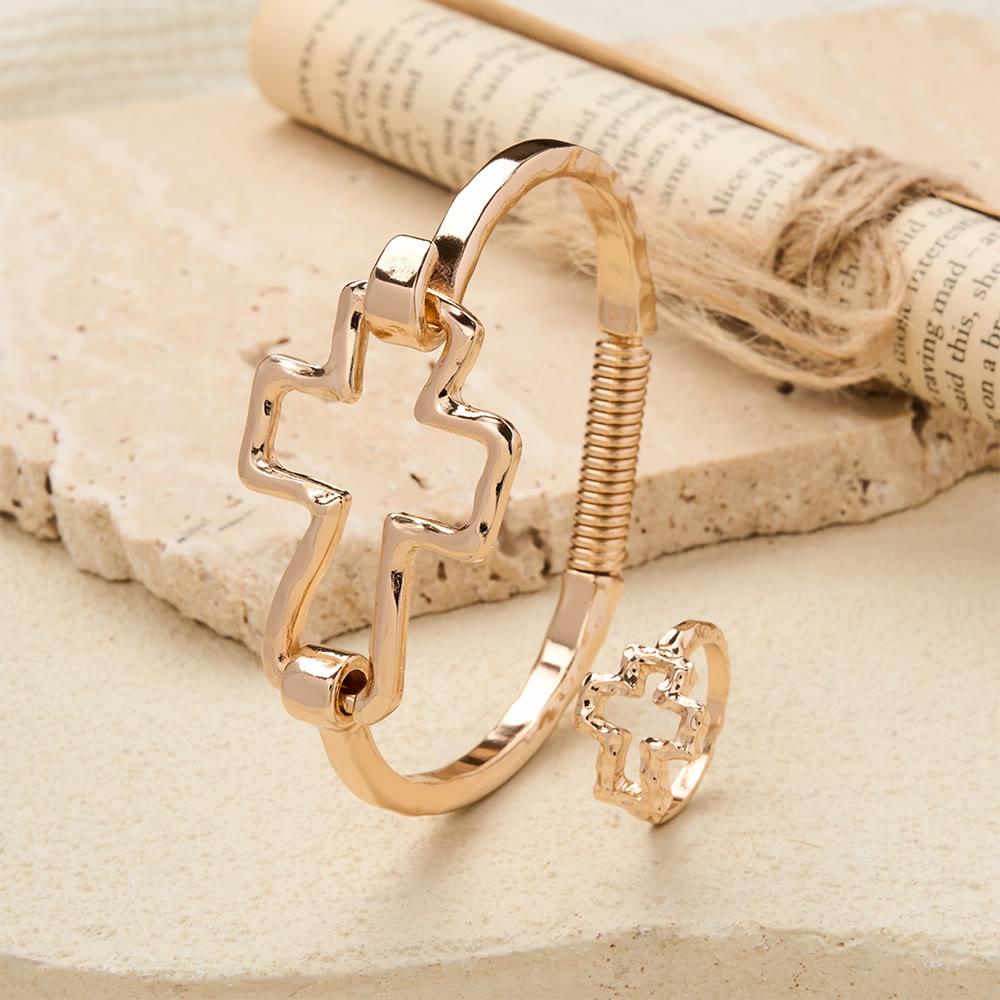 Christianartworkshop Armreif- und Ringset mit gehämmertem Kreuz: Ein Symbol des Glaubens und der raffinierten Schlichtheit - image 2