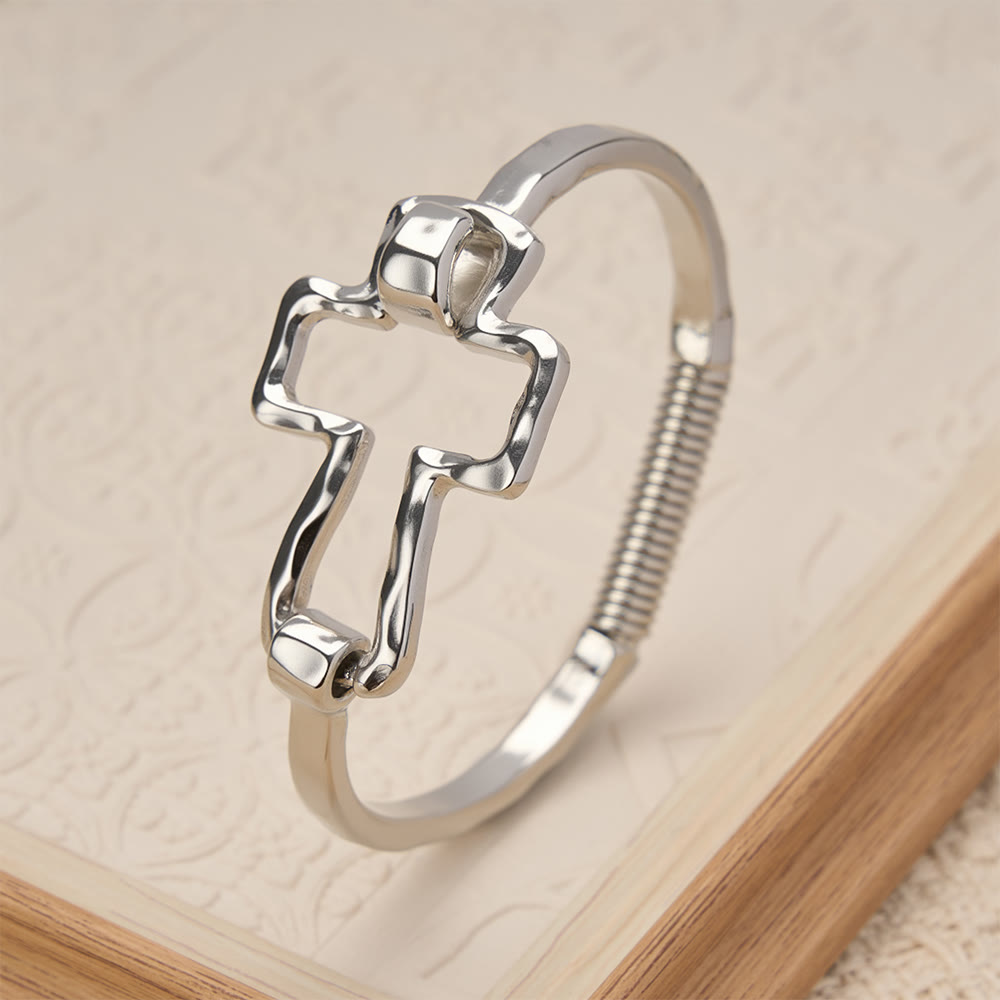Christianartworkshop Armreif- und Ringset mit gehämmertem Kreuz: Ein Symbol des Glaubens und der raffinierten Schlichtheit - image 10