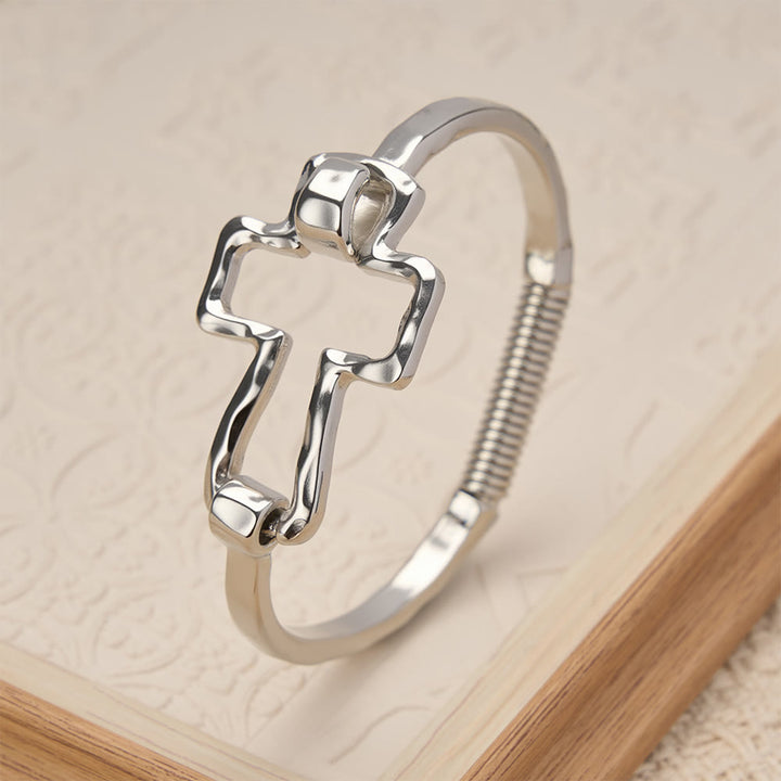 Christianartworkshop Armreif- und Ringset mit gehämmertem Kreuz: Ein Symbol des Glaubens und der raffinierten Schlichtheit - image 10