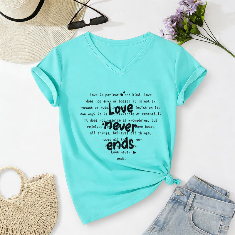 Christianartworkshop Lässiges T-Shirt mit V-Ausschnitt und Bibelvers „Die Liebe endet nie“ - Himmelblau - 2XL - image 8