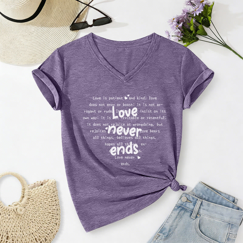 Christianartworkshop Lässiges T-Shirt mit V-Ausschnitt und Bibelvers „Die Liebe endet nie“ - Lila - 2XL - image 16