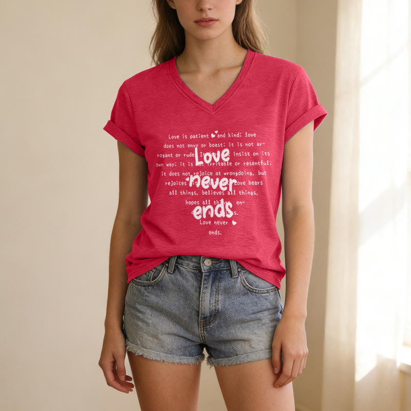 Christianartworkshop Lässiges T-Shirt mit V-Ausschnitt und Bibelvers „Die Liebe endet nie“ - image 23