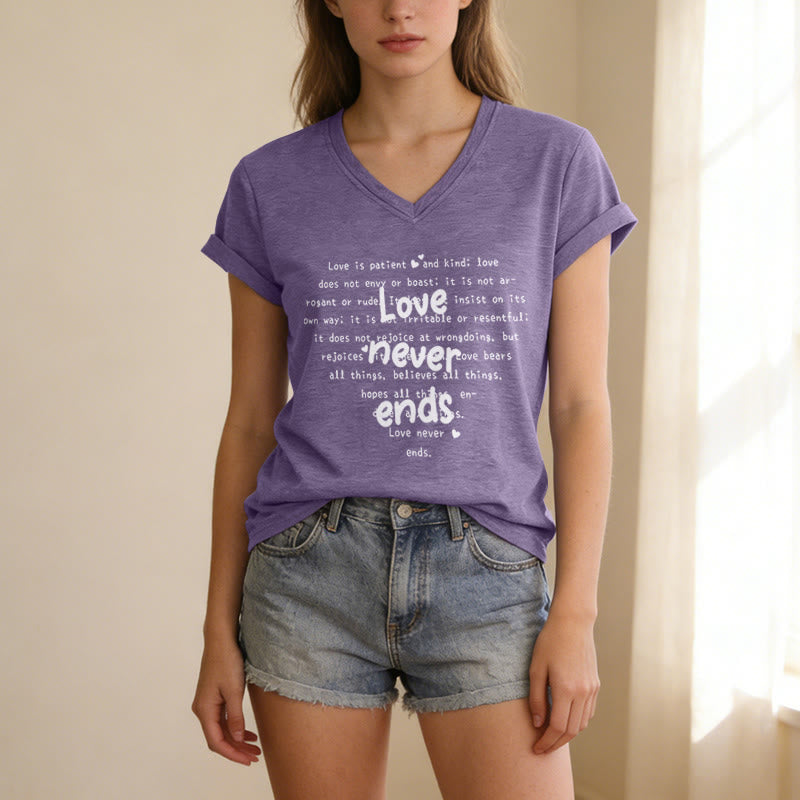 Christianartworkshop Lässiges T-Shirt mit V-Ausschnitt und Bibelvers „Die Liebe endet nie“ - image 17