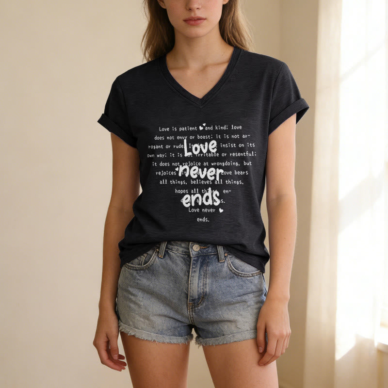 Christianartworkshop Lässiges T-Shirt mit V-Ausschnitt und Bibelvers „Die Liebe endet nie“ - image 13