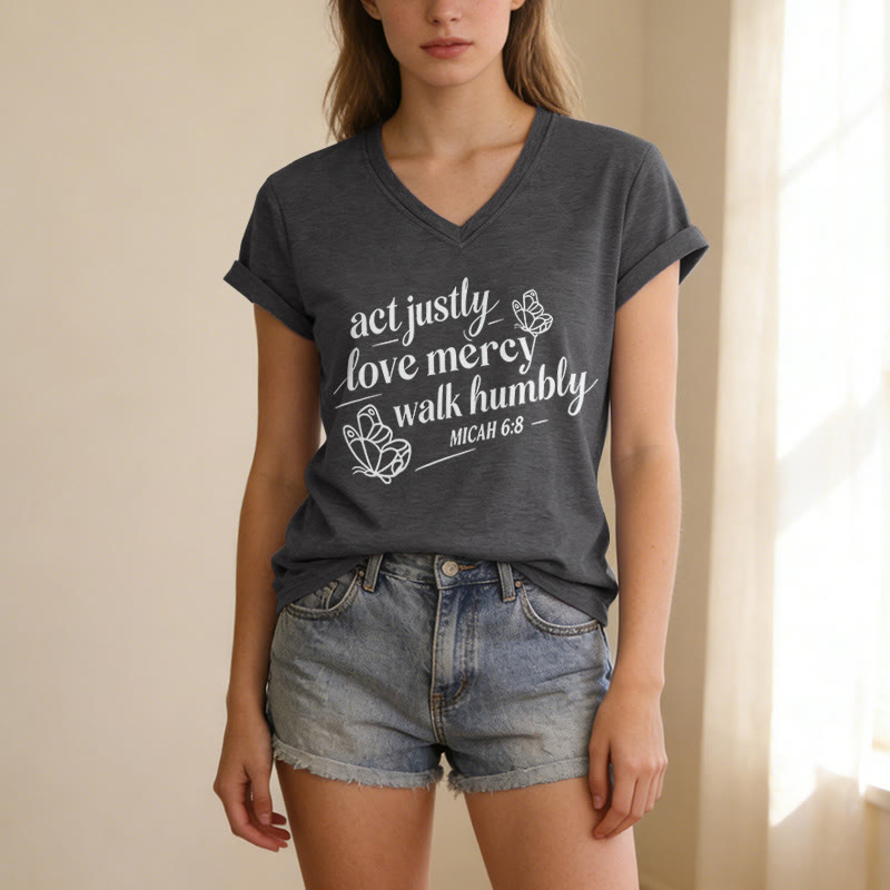 Christianartworkshop Handle gerecht, liebe Barmherzigkeit, wandle demütig. Micha 6,8. Lässiges T-Shirt mit Schmetterlingsprint und V-Ausschnitt. - image 21