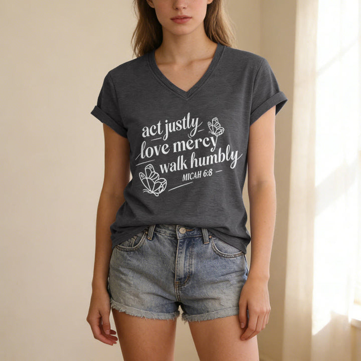 Christianartworkshop Handle gerecht, liebe Barmherzigkeit, wandle demütig. Micha 6,8. Lässiges T-Shirt mit Schmetterlingsprint und V-Ausschnitt. - image 21