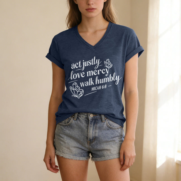 Christianartworkshop Handle gerecht, liebe Barmherzigkeit, wandle demütig. Micha 6,8. Lässiges T-Shirt mit Schmetterlingsprint und V-Ausschnitt. - image 19