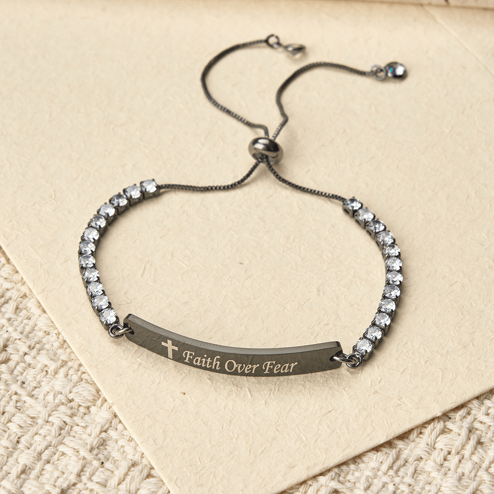 Christianartworkshop Vierfarbiges Metallarmband mit eingravierter Aufschrift „Glaube statt Angst“ - Schwarz - Glaube - image 2