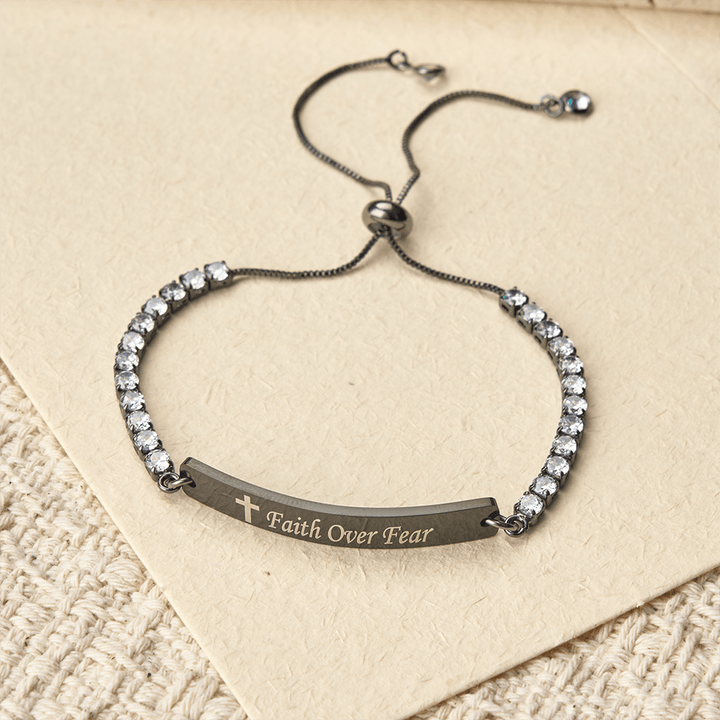 Christianartworkshop Vierfarbiges Metallarmband mit eingravierter Aufschrift „Glaube statt Angst“ - Schwarz - Glaube - image 2