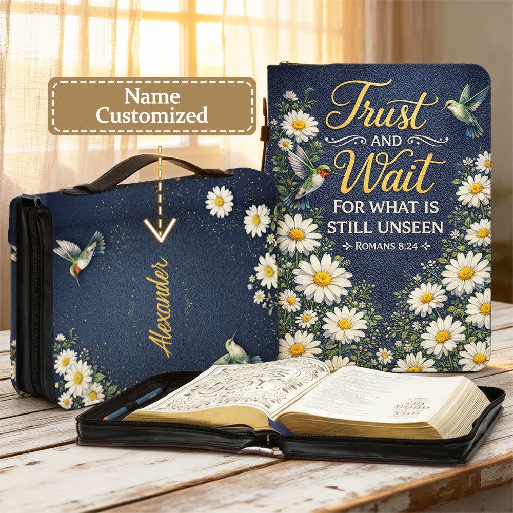 Christianartworkshop Vertrauen und Geduld (Römer 8,24) – Bibelcover mit Gänseblümchen und Kolibri - 2XL - Name personalisiert - image 0