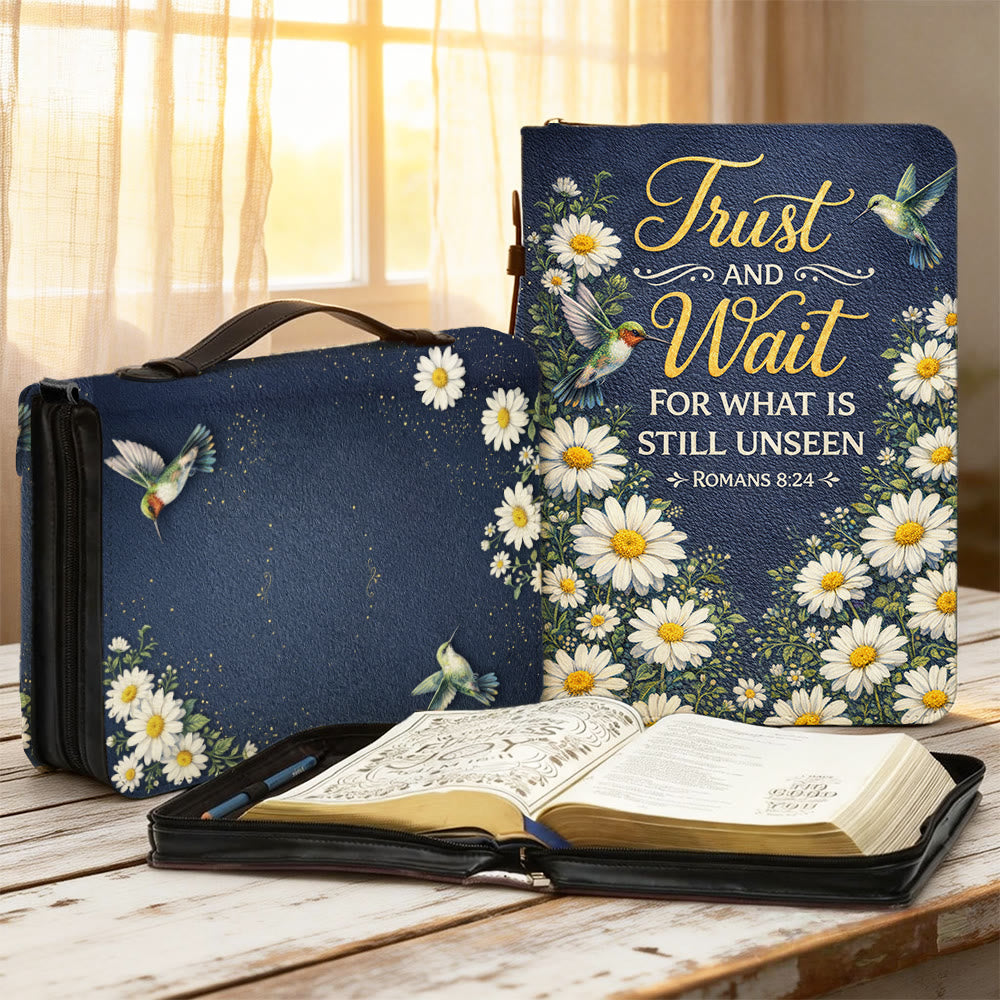 Christianartworkshop Vertrauen und Geduld (Römer 8,24) – Bibelcover mit Gänseblümchen und Kolibri - 2XL - Standard (keine Sonderanfertigung) - image 1
