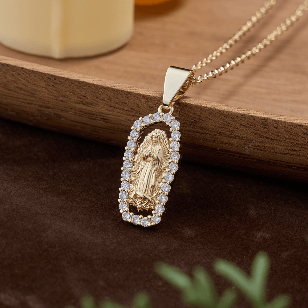 Christianartworkshop Dreifarbige Halskette mit dem Motiv der Jungfrau Maria von Guadalupe: Eine Erinnerung an himmlische Fürsprache und Hingabe - Golden - image 3