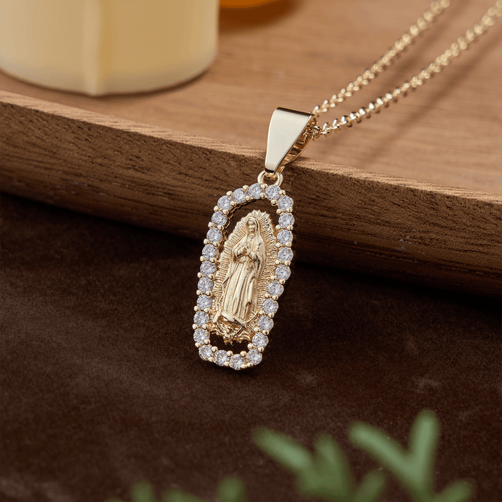 Christianartworkshop Dreifarbige Halskette mit dem Motiv der Jungfrau Maria von Guadalupe: Eine Erinnerung an himmlische Fürsprache und Hingabe - Golden - image 3