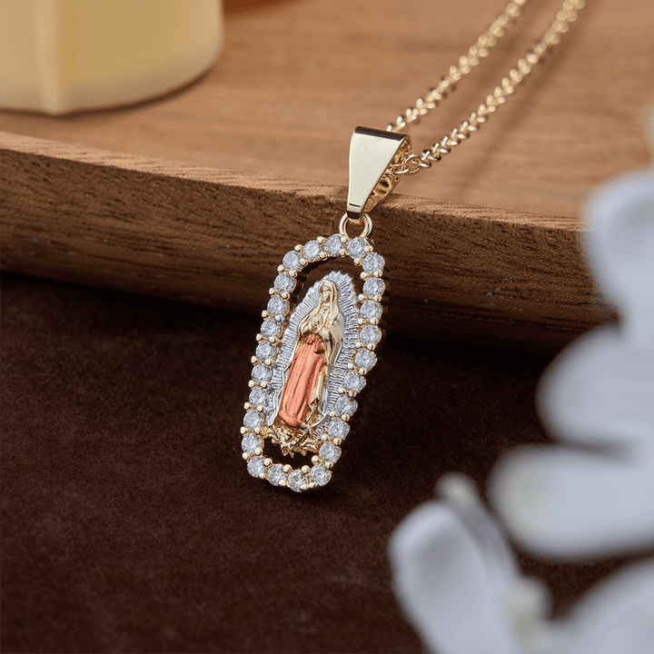 Christianartworkshop Dreifarbige Halskette mit dem Motiv der Jungfrau Maria von Guadalupe: Eine Erinnerung an himmlische Fürsprache und Hingabe - Rosa - image 4