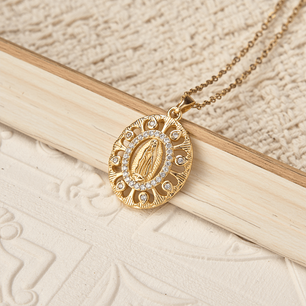 Christianartworkshop Goldene Filigran-Halskette mit Anhänger Unserer Lieben Frau von Guadalupe: Ein Symbol marianischer Gnade und zeitloser Schönheit - image 1