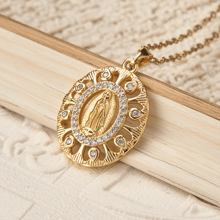 Christianartworkshop Goldene Filigran-Halskette mit Anhänger Unserer Lieben Frau von Guadalupe: Ein Symbol marianischer Gnade und zeitloser Schönheit - Unsere Liebe Frau - image 0
