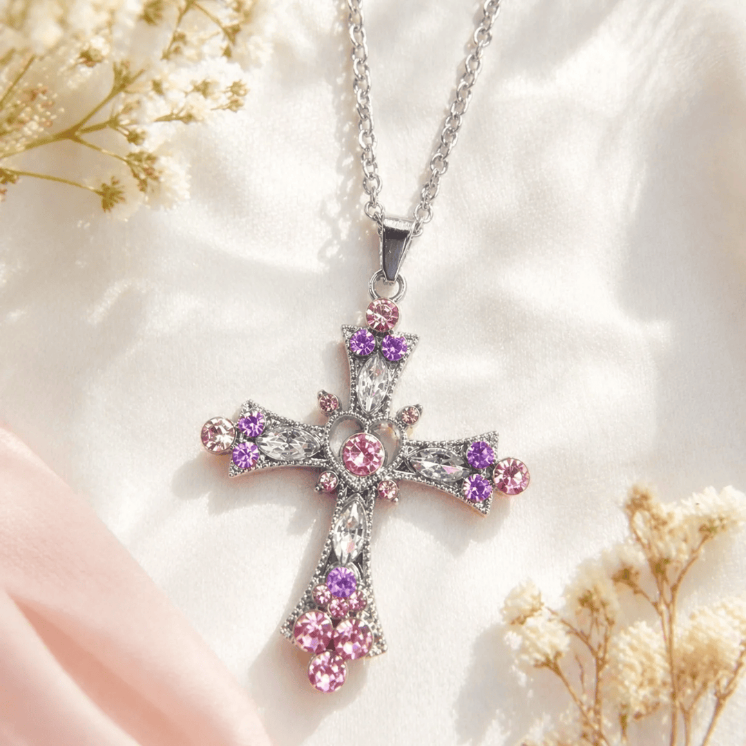 Christianartworkshop Zirkonkreuz-Halskette in Rosa- und Lilatönen mit Herzanhänger: Ein strahlendes Symbol der Liebe und Hingabe - Rosa & Lila Kreuz - image 0