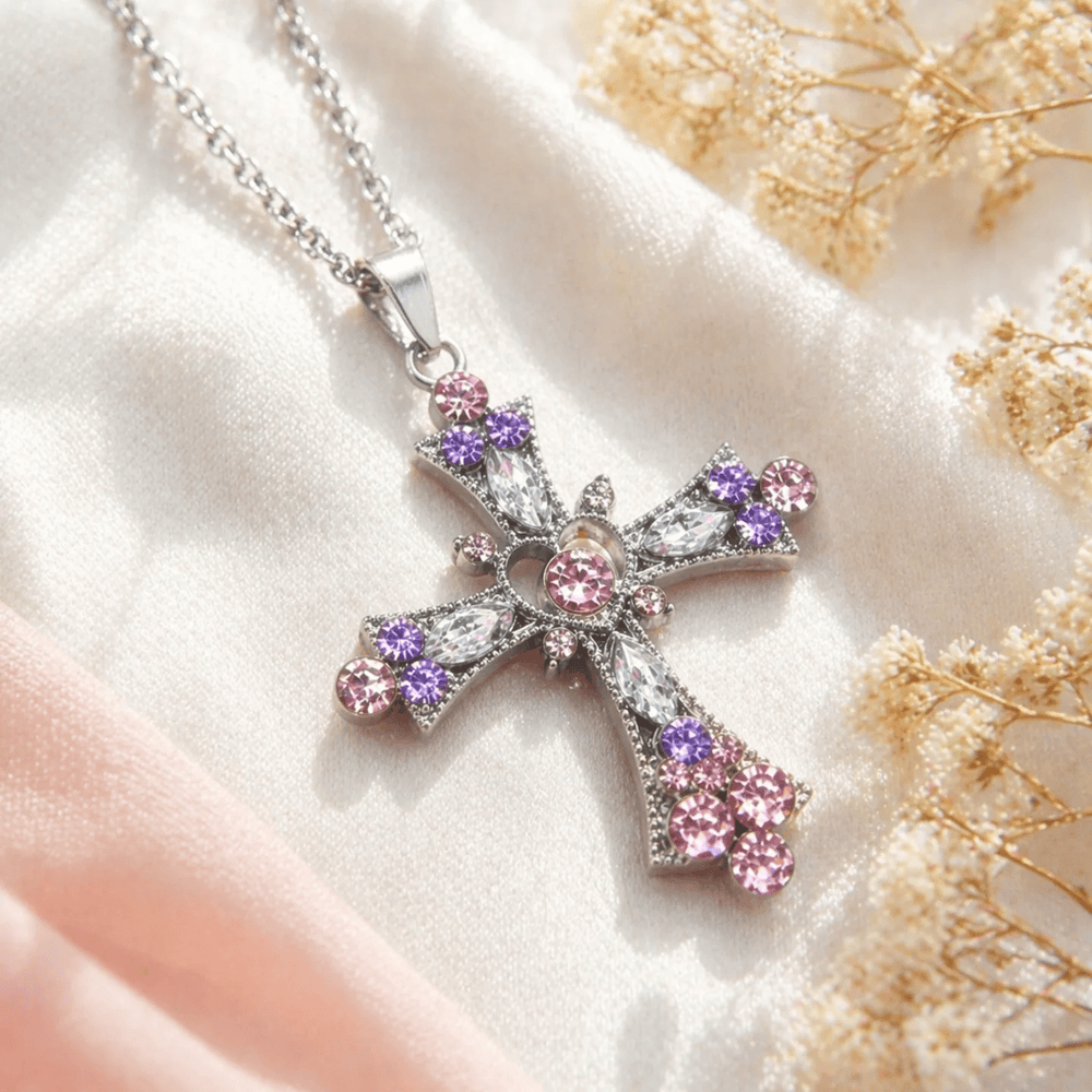 Christianartworkshop Zirkonkreuz-Halskette in Rosa- und Lilatönen mit Herzanhänger: Ein strahlendes Symbol der Liebe und Hingabe - image 1