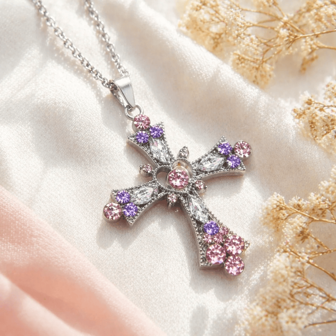 Christianartworkshop Zirkonkreuz-Halskette in Rosa- und Lilatönen mit Herzanhänger: Ein strahlendes Symbol der Liebe und Hingabe - image 1