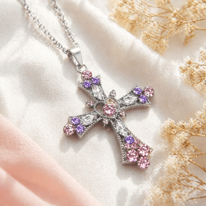 Christianartworkshop Zirkonkreuz-Halskette in Rosa- und Lilatönen mit Herzanhänger: Ein strahlendes Symbol der Liebe und Hingabe - image 1