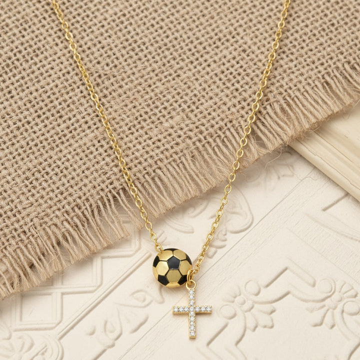 Christianartworkshop Goldfarbener Fußball-/Volleyball-Anhänger und funkelnde Kreuzkette: Ein Symbol für Glaube, Leidenschaft und Teamgeist - Fußball - image 0