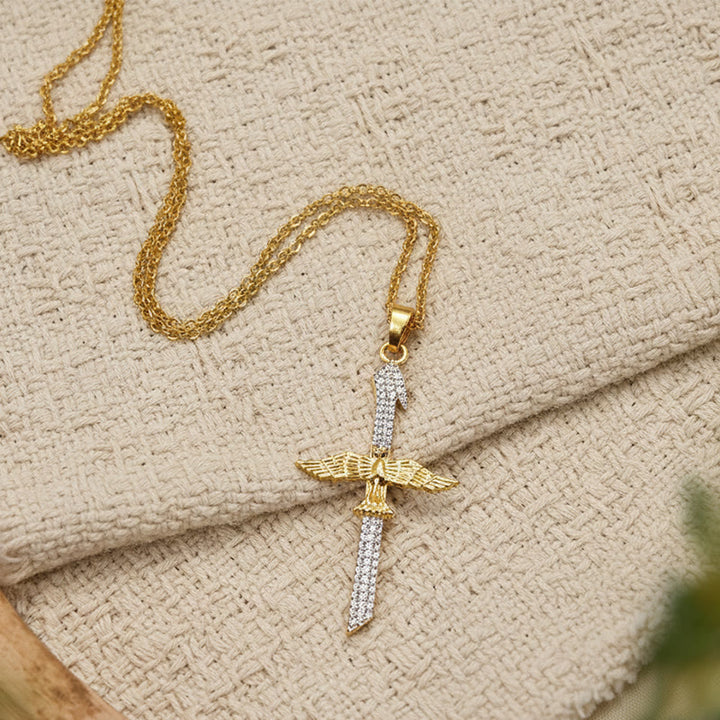 Christianartworkshop Funkelnde Zirkon-Schwertkreuz-Halskette mit Taubenflügeln: Eine Erinnerung an göttlichen Schutz - image 5