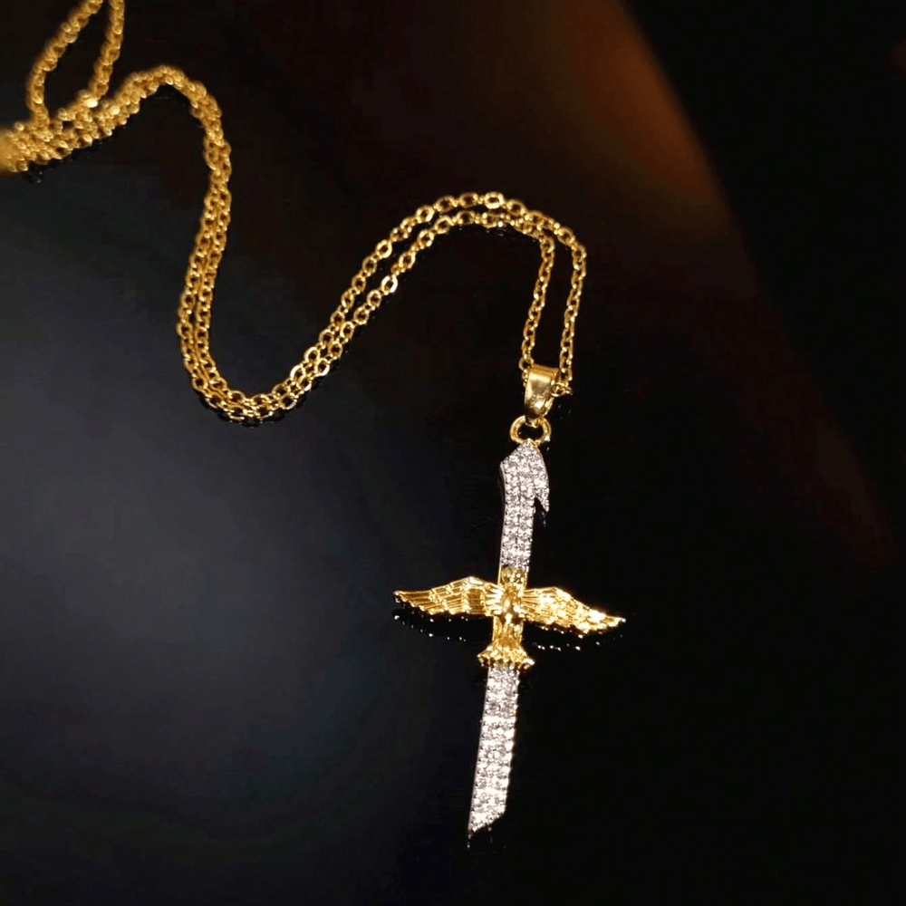 Christianartworkshop Funkelnde Zirkon-Schwertkreuz-Halskette mit Taubenflügeln: Eine Erinnerung an göttlichen Schutz - image 1