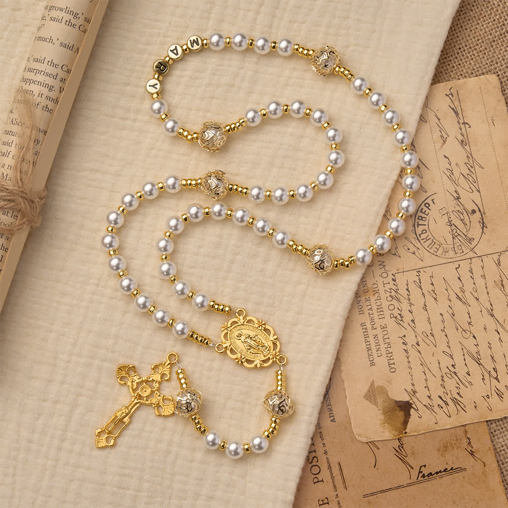 Eleganter weißer Rosenkranz mit Jungfrau Maria und individuellen Namensbuchstaben von Christianartworkshop - image 3