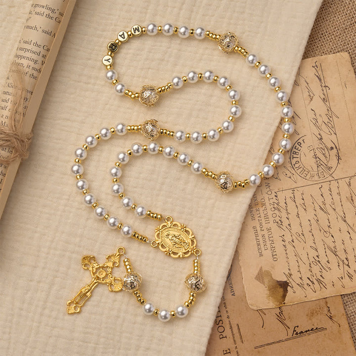 Eleganter weißer Rosenkranz mit Jungfrau Maria und individuellen Namensbuchstaben von Christianartworkshop - image 3