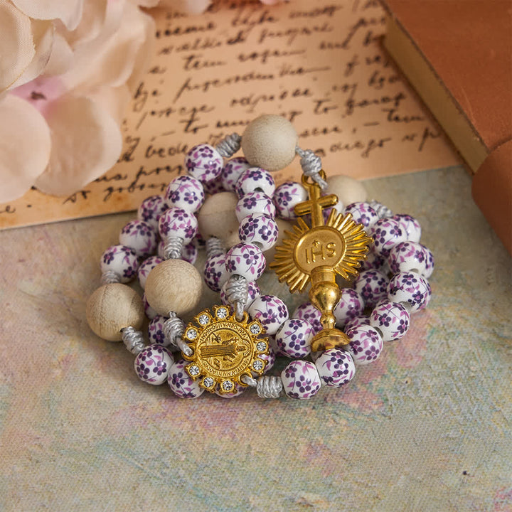 Christianartworkshop Rosenkranz aus violetter Keramik mit Blumenmuster und Kampferholz, verziert mit dem Kelch des Heiligen Benedikt und der Indian Historical Society (IHS). - image 2