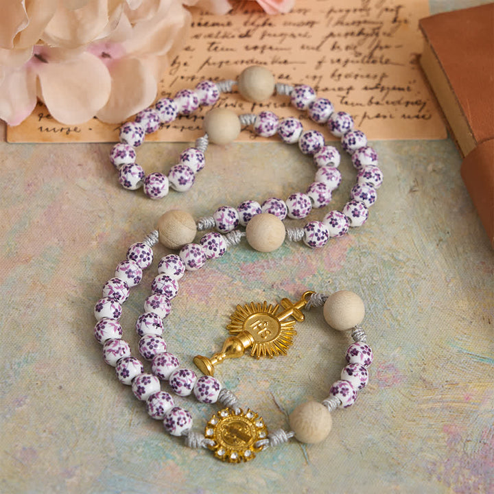 Christianartworkshop Rosenkranz aus violetter Keramik mit Blumenmuster und Kampferholz, verziert mit dem Kelch des Heiligen Benedikt und der Indian Historical Society (IHS). - image 3