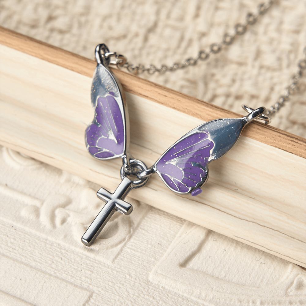 Christianartworkshop Verspielte Schmetterlingsflügel-Kreuz-Halskette: Ein strahlendes Symbol göttlichen Lichts und Hoffnung - Schmetterling & Kreuz - image 0