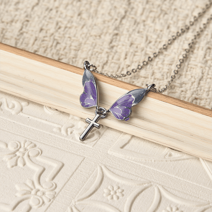 Christianartworkshop Verspielte Schmetterlingsflügel-Kreuz-Halskette: Ein strahlendes Symbol göttlichen Lichts und Hoffnung - image 1