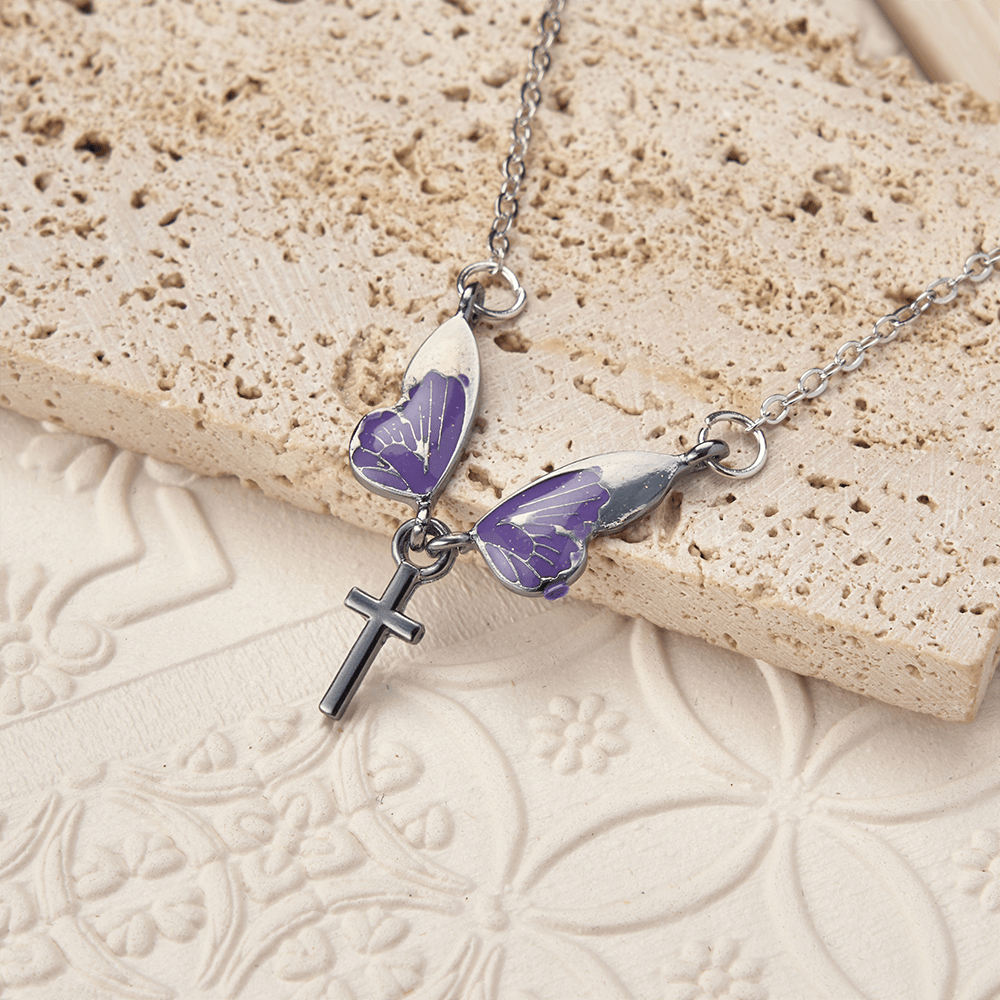 Christianartworkshop Verspielte Schmetterlingsflügel-Kreuz-Halskette: Ein strahlendes Symbol göttlichen Lichts und Hoffnung - image 3