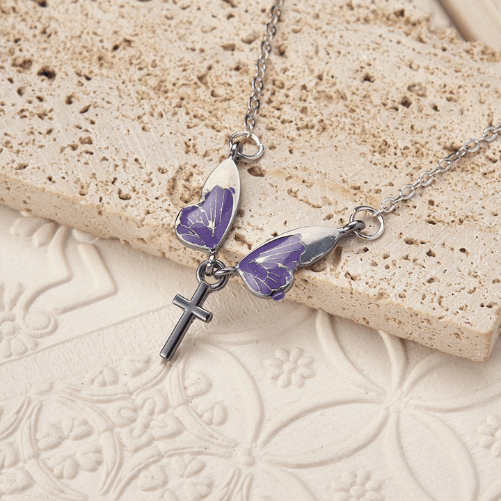 Christianartworkshop Verspielte Schmetterlingsflügel-Kreuz-Halskette: Ein strahlendes Symbol göttlichen Lichts und Hoffnung - image 3