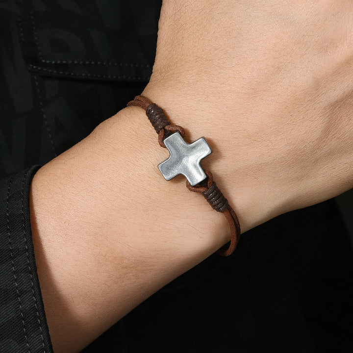 Christianartworkshop Antikes Metallkreuz an geflochtener Lederschnur: Ein Symbol unerschütterlichen Glaubens - Braun - image 0