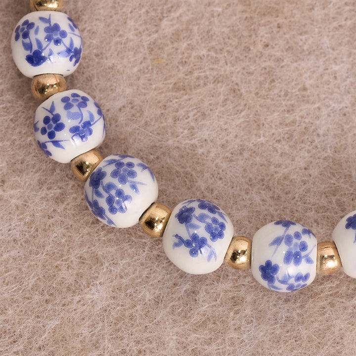 Christianartworkshop Blau-rosa Keramikperlenarmband mit Blumenmuster und großer weißer Akzentperle: Eine Erinnerung an göttliche Gnade - image 7