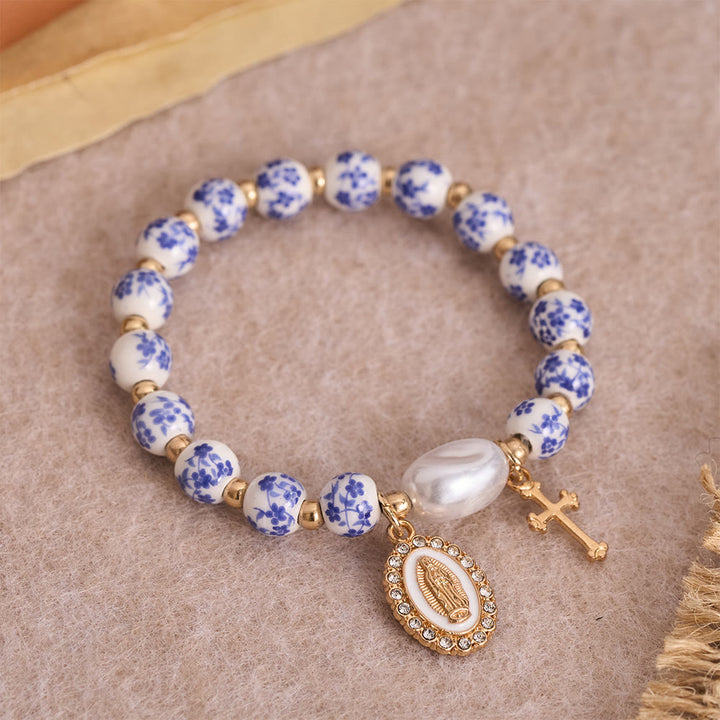 Christianartworkshop Blau-rosa Keramikperlenarmband mit Blumenmuster und großer weißer Akzentperle: Eine Erinnerung an göttliche Gnade - Rosa - image 5