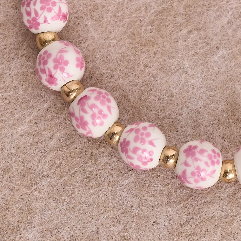 Christianartworkshop Blau-rosa Keramikperlenarmband mit Blumenmuster und großer weißer Akzentperle: Eine Erinnerung an göttliche Gnade - image 3