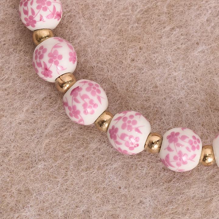 Christianartworkshop Blau-rosa Keramikperlenarmband mit Blumenmuster und großer weißer Akzentperle: Eine Erinnerung an göttliche Gnade - image 3