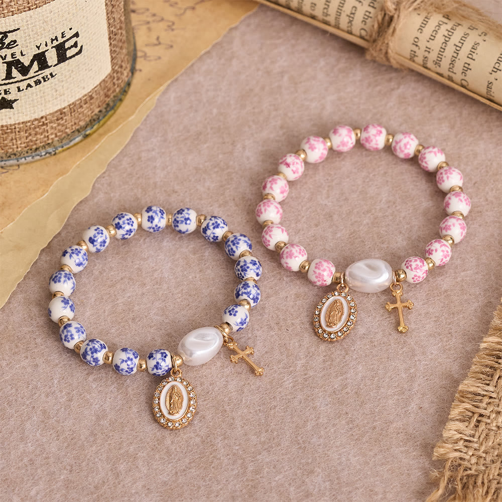 Christianartworkshop Blau-rosa Keramikperlenarmband mit Blumenmuster und großer weißer Akzentperle: Eine Erinnerung an göttliche Gnade - image 1