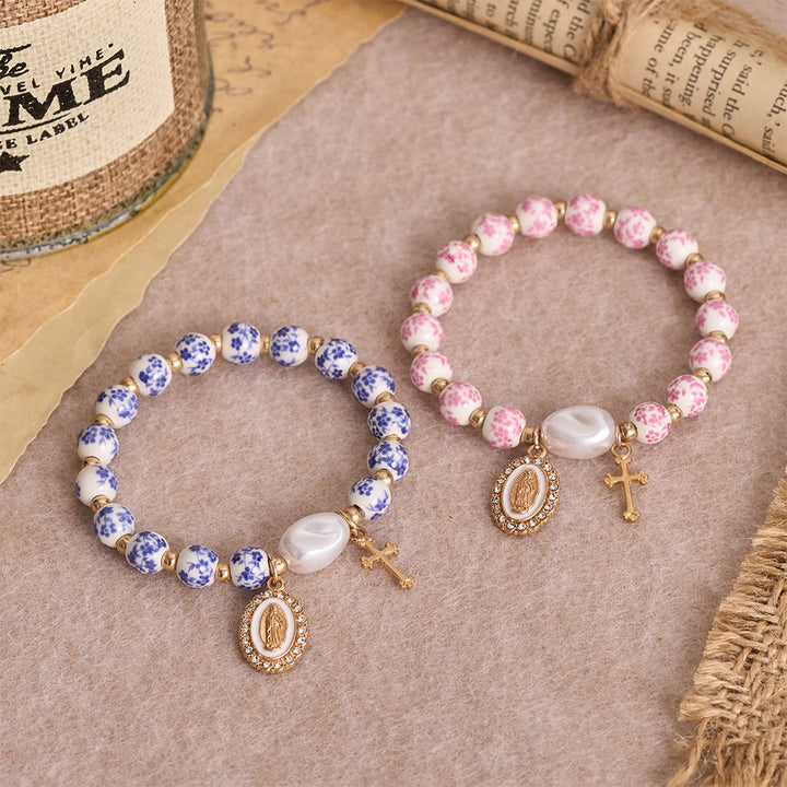 Christianartworkshop Blau-rosa Keramikperlenarmband mit Blumenmuster und großer weißer Akzentperle: Eine Erinnerung an göttliche Gnade - image 1
