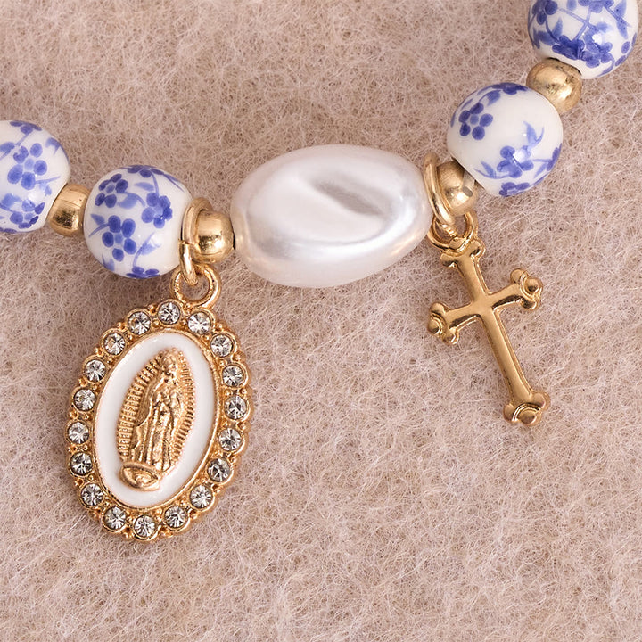 Christianartworkshop Blau-rosa Keramikperlenarmband mit Blumenmuster und großer weißer Akzentperle: Eine Erinnerung an göttliche Gnade - image 8