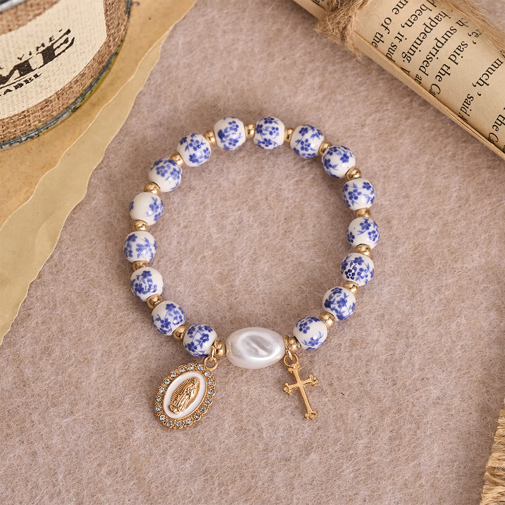 Christianartworkshop Blau-rosa Keramikperlenarmband mit Blumenmuster und großer weißer Akzentperle: Eine Erinnerung an göttliche Gnade - image 6