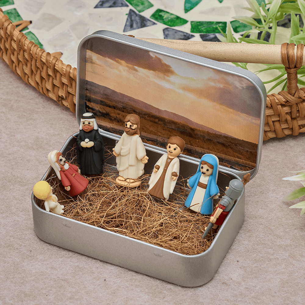 Christianartworkshop Krippenfiguren-Miniaturset mit tragbarer Blechdose: Ein Symbol der Weihnachtsgeschichte - image 1