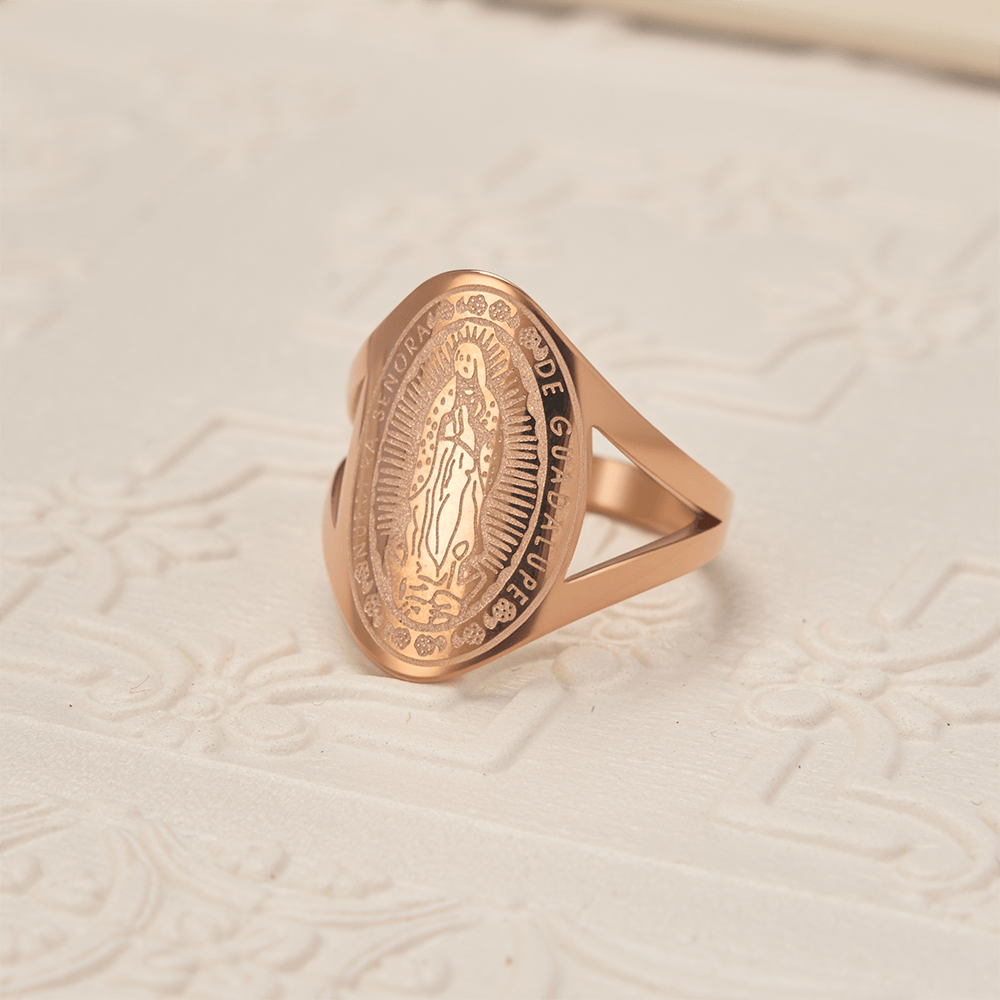 Christianartworkshop Gravierter Andachtsring mit dem Bildnis Unserer Lieben Frau von Guadalupe: Symbol marianischer Gnade und göttlichen Schutzes - Roségolden - US 10 - image 4