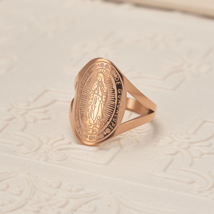 Christianartworkshop Gravierter Andachtsring mit dem Bildnis Unserer Lieben Frau von Guadalupe: Symbol marianischer Gnade und göttlichen Schutzes - Roségolden - US 10 - image 4